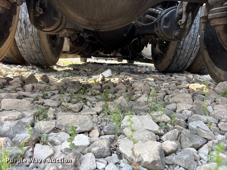 image for item YA1936 2016 Kenworth T680 semi truck