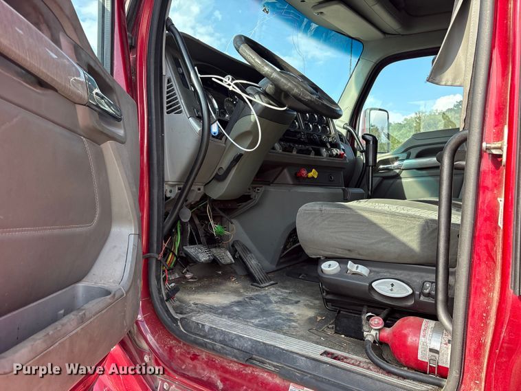 image for item YA1936 2016 Kenworth T680 semi truck