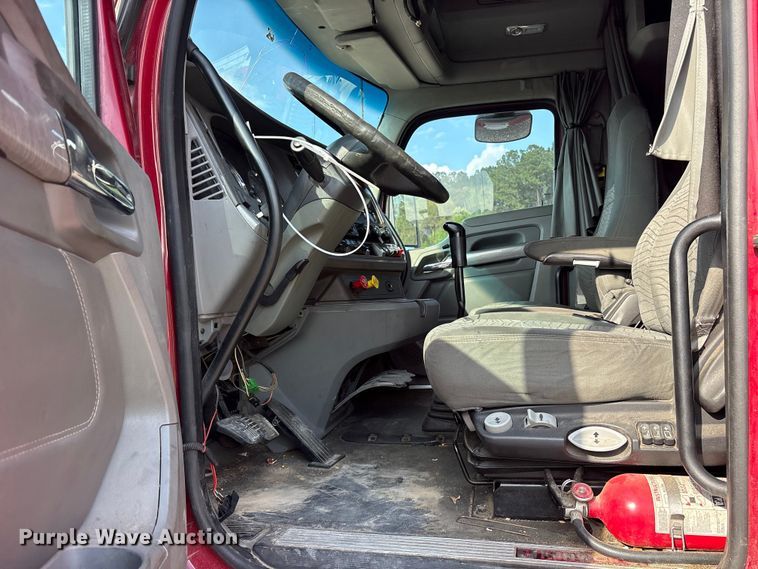 image for item YA1936 2016 Kenworth T680 semi truck