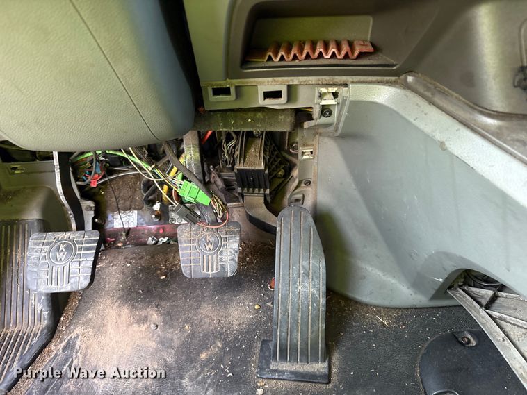 image for item YA1936 2016 Kenworth T680 semi truck