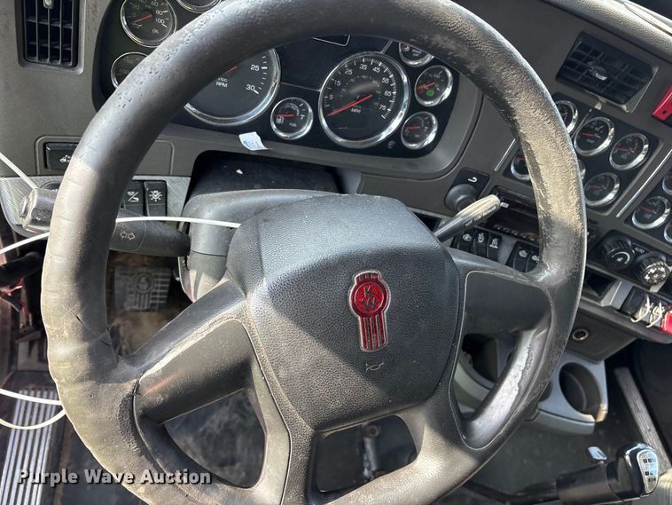 image for item YA1936 2016 Kenworth T680 semi truck