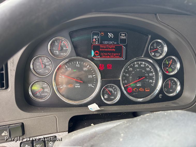 image for item YA1936 2016 Kenworth T680 semi truck