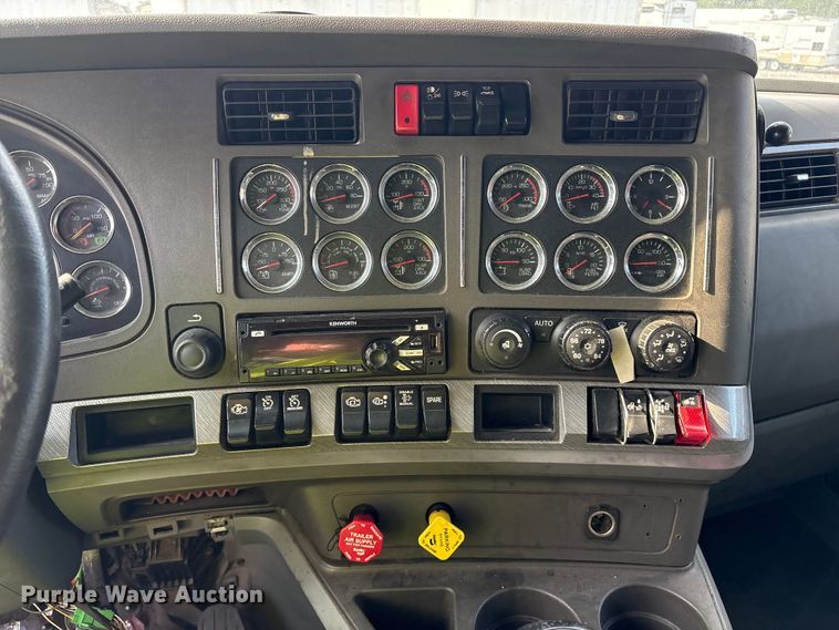 image for item YA1936 2016 Kenworth T680 semi truck