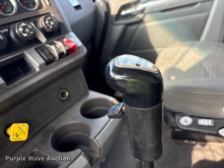 image for item YA1936 2016 Kenworth T680 semi truck