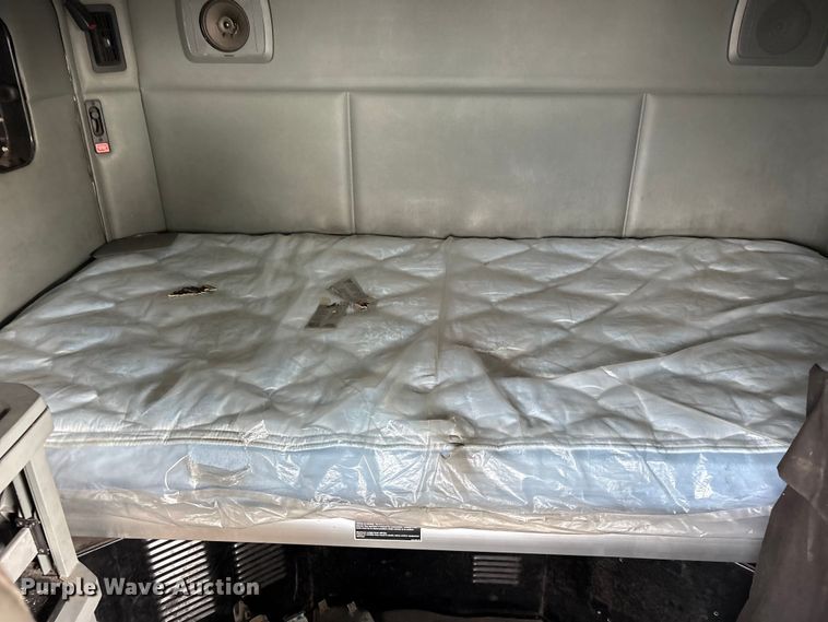 image for item YA1936 2016 Kenworth T680 semi truck