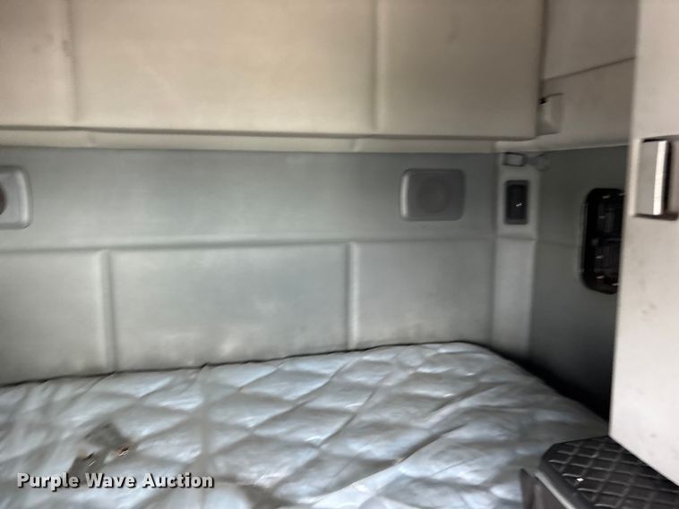 image for item YA1936 2016 Kenworth T680 semi truck