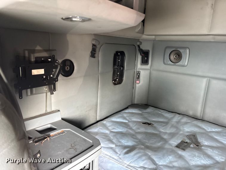 image for item YA1936 2016 Kenworth T680 semi truck