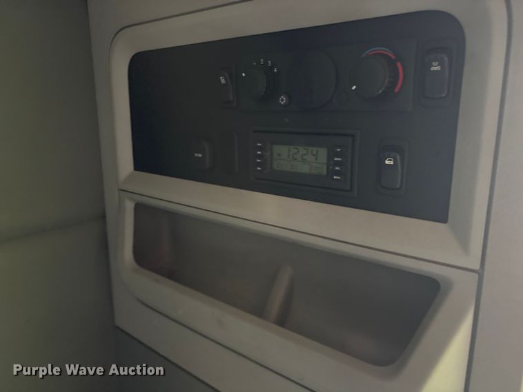 image for item YA1936 2016 Kenworth T680 semi truck