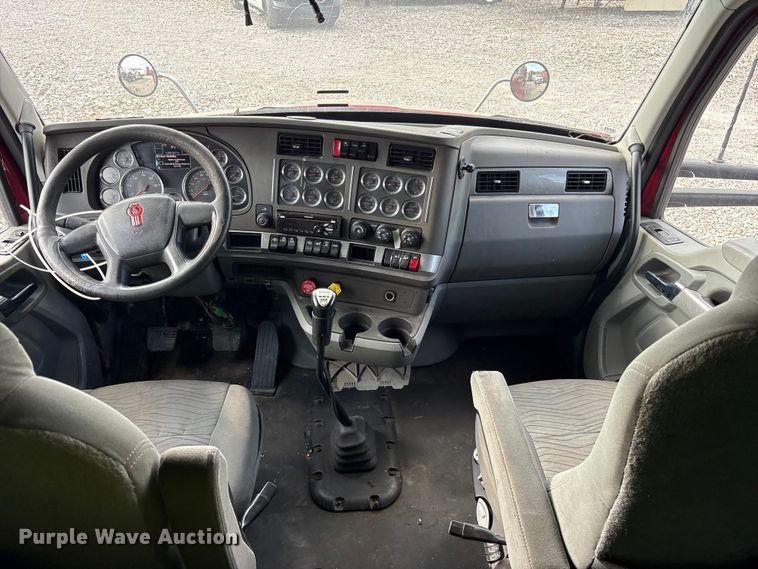 image for item YA1936 2016 Kenworth T680 semi truck