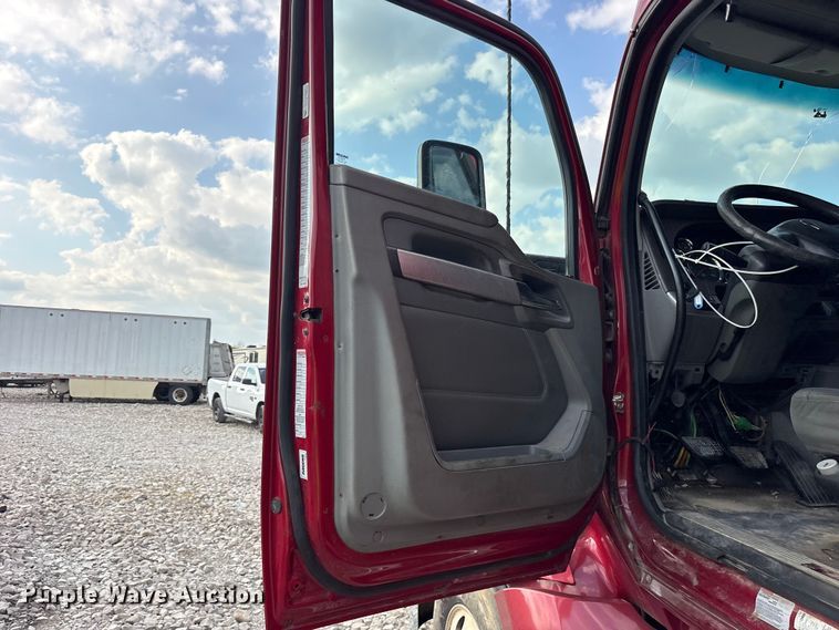 image for item YA1936 2016 Kenworth T680 semi truck