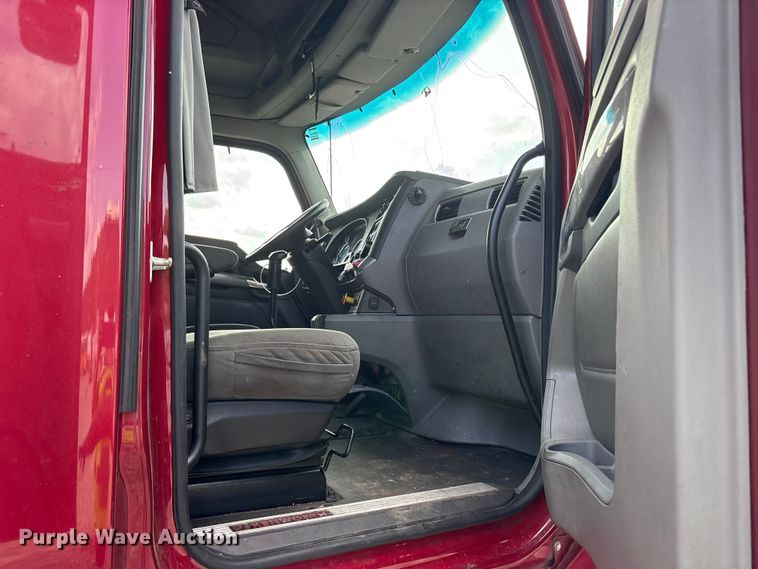 image for item YA1936 2016 Kenworth T680 semi truck