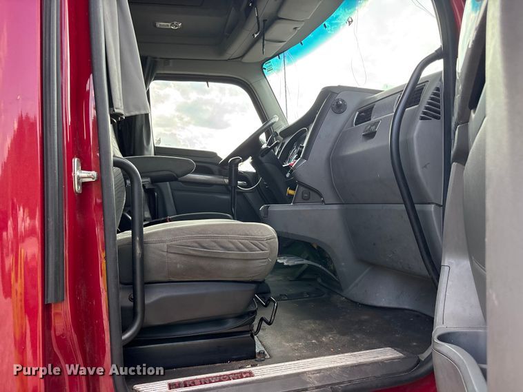 image for item YA1936 2016 Kenworth T680 semi truck