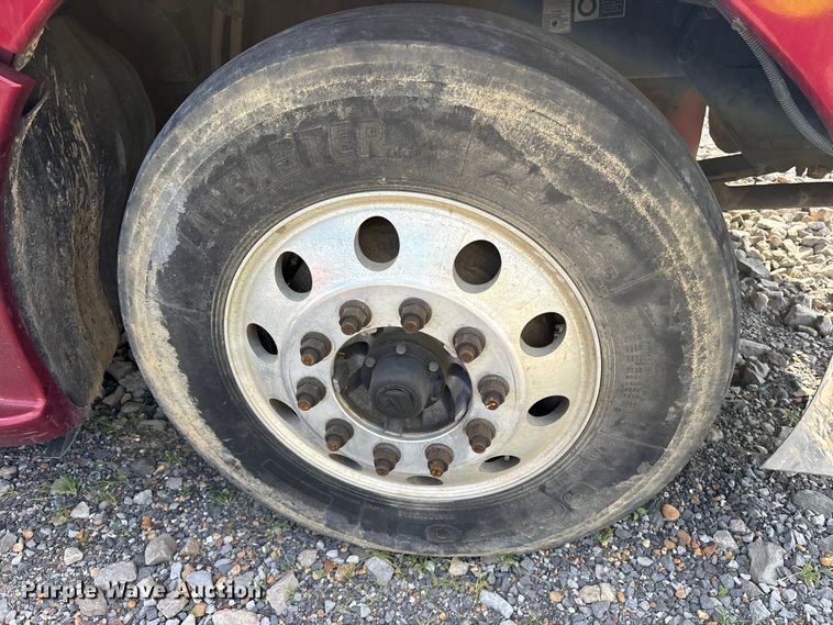 image for item YA1936 2016 Kenworth T680 semi truck