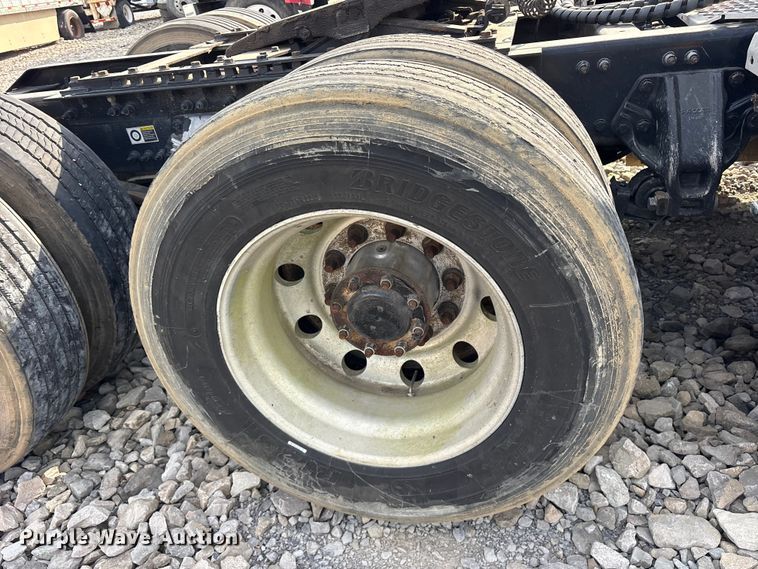 image for item YA1936 2016 Kenworth T680 semi truck