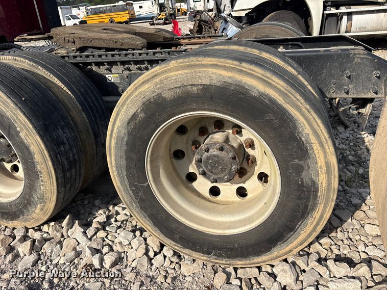 image for item YA1936 2016 Kenworth T680 semi truck