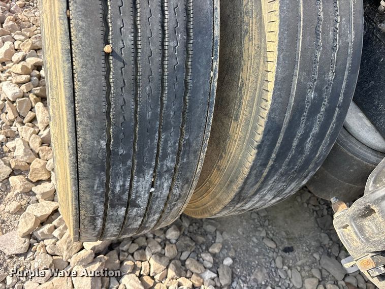 image for item YA1936 2016 Kenworth T680 semi truck