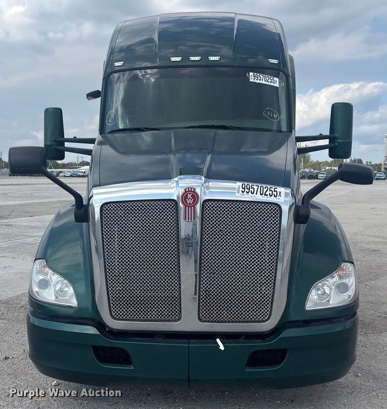 image for item YA1943 2018 Kenworth T680 semi truck