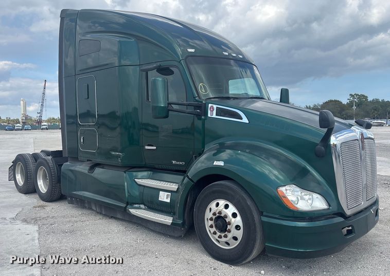 image for item YA1943 2018 Kenworth T680 semi truck
