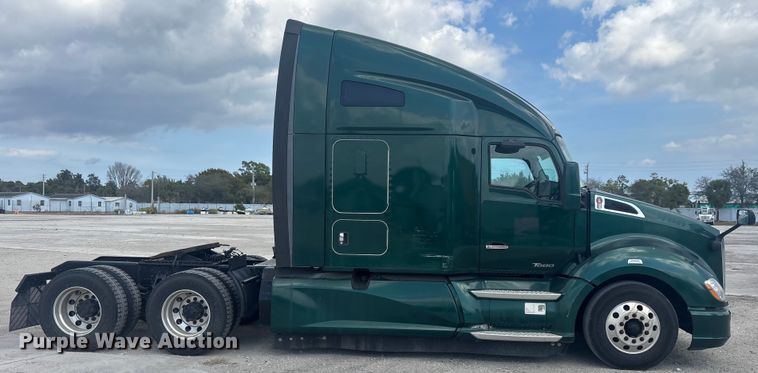 image for item YA1943 2018 Kenworth T680 semi truck