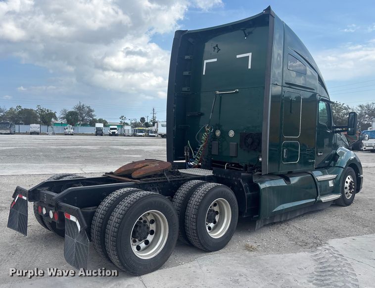 image for item YA1943 2018 Kenworth T680 semi truck