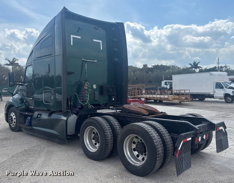 image for item YA1943 2018 Kenworth T680 semi truck