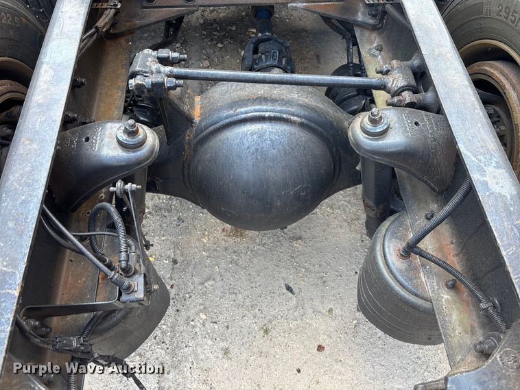 image for item YA1943 2018 Kenworth T680 semi truck