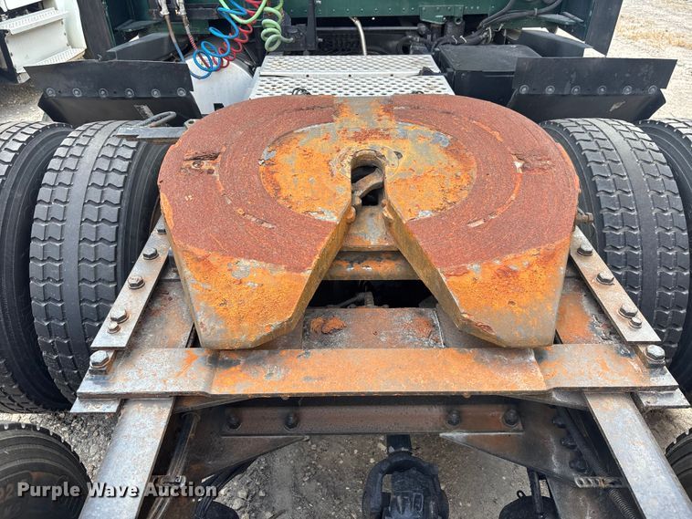 image for item YA1943 2018 Kenworth T680 semi truck