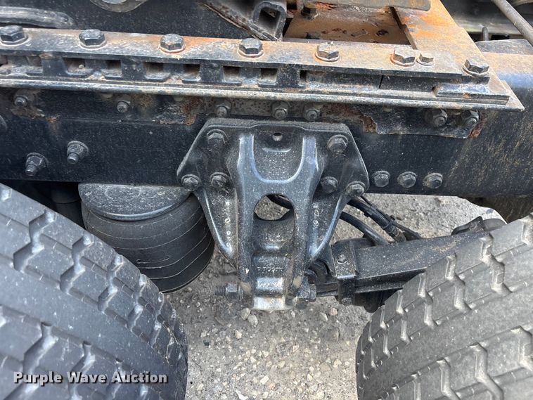 image for item YA1943 2018 Kenworth T680 semi truck