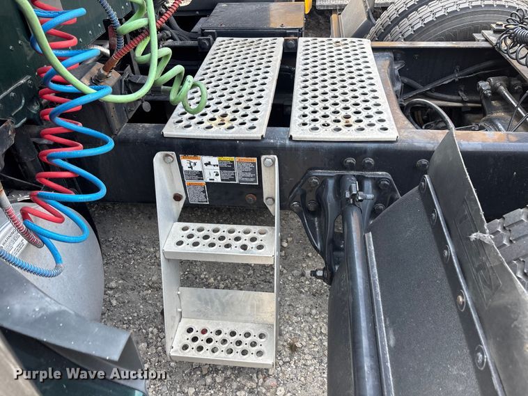 image for item YA1943 2018 Kenworth T680 semi truck