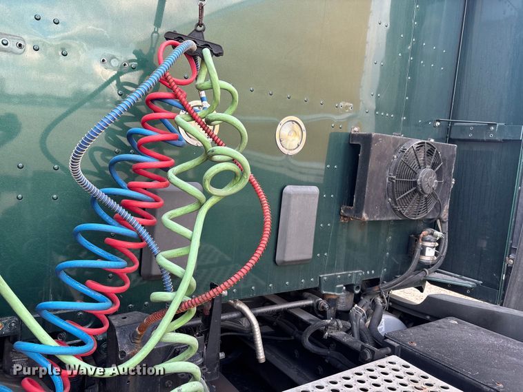 image for item YA1943 2018 Kenworth T680 semi truck