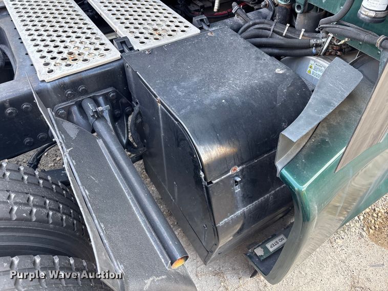 image for item YA1943 2018 Kenworth T680 semi truck