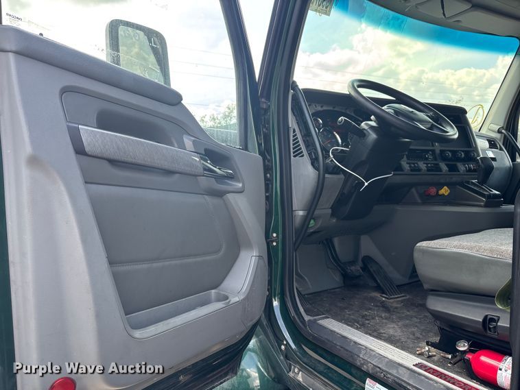 image for item YA1943 2018 Kenworth T680 semi truck