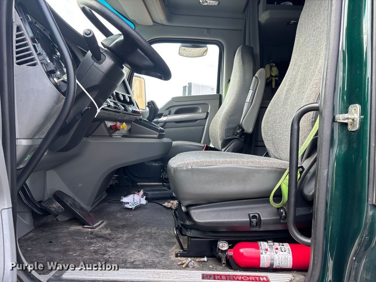 image for item YA1943 2018 Kenworth T680 semi truck