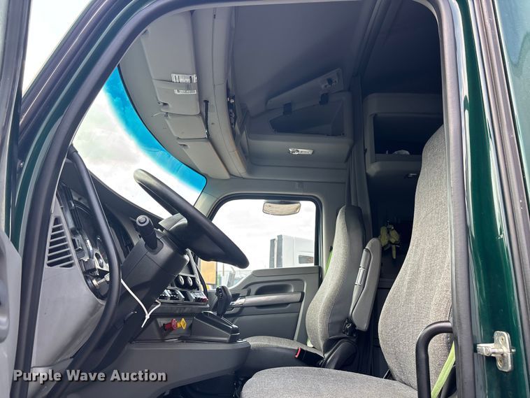 image for item YA1943 2018 Kenworth T680 semi truck