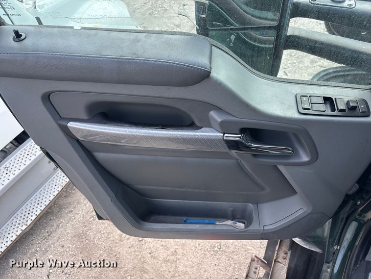 image for item YA1943 2018 Kenworth T680 semi truck