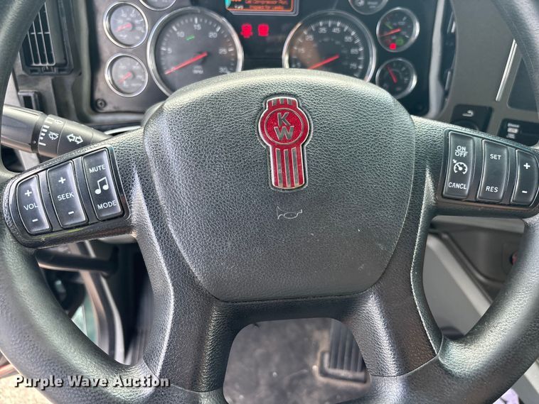 image for item YA1943 2018 Kenworth T680 semi truck