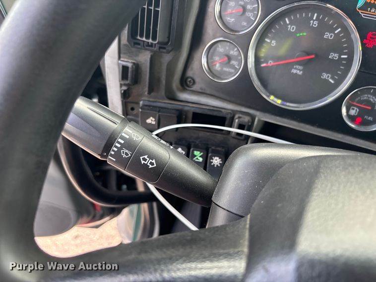 image for item YA1943 2018 Kenworth T680 semi truck