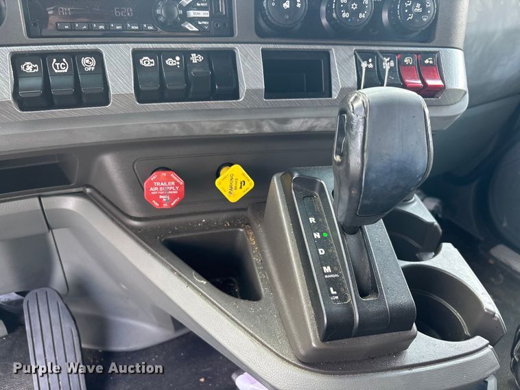 image for item YA1943 2018 Kenworth T680 semi truck