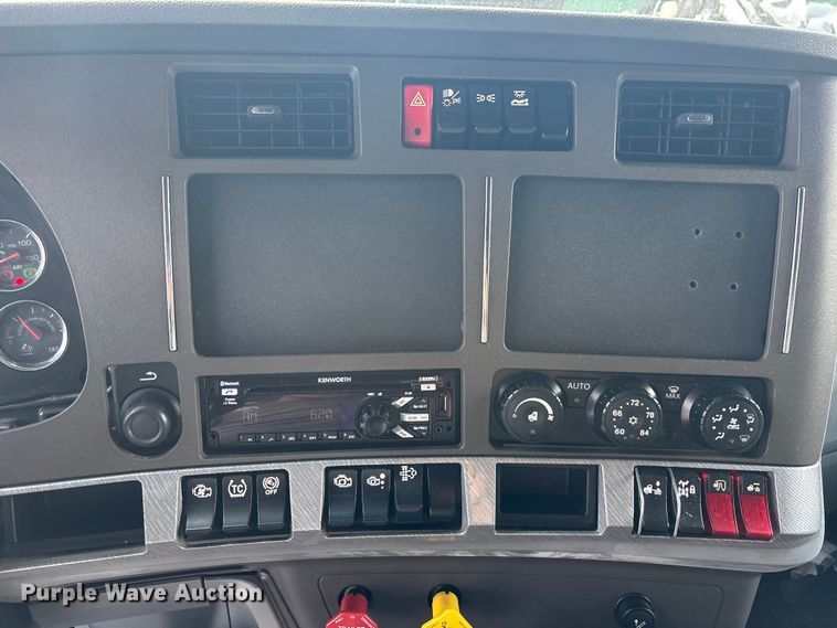 image for item YA1943 2018 Kenworth T680 semi truck