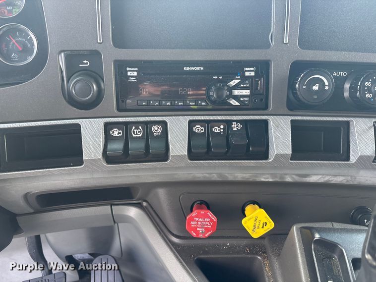 image for item YA1943 2018 Kenworth T680 semi truck