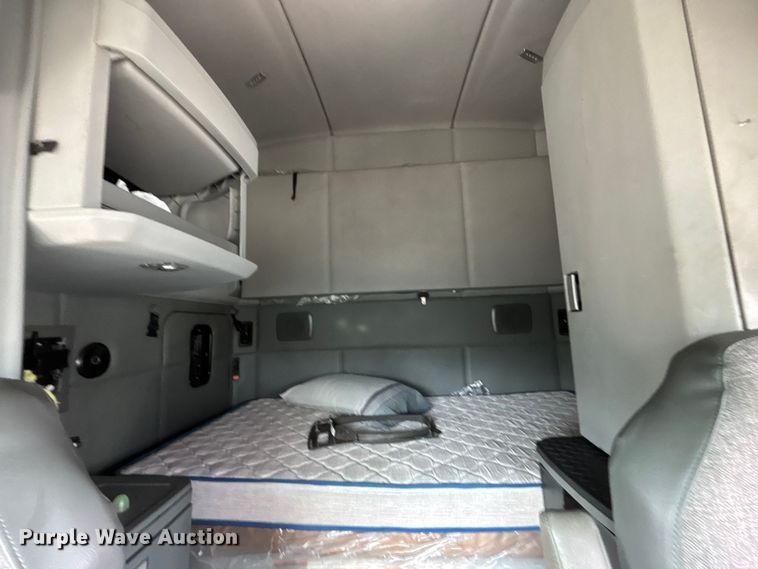 image for item YA1943 2018 Kenworth T680 semi truck