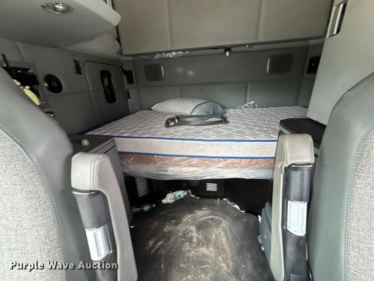 image for item YA1943 2018 Kenworth T680 semi truck