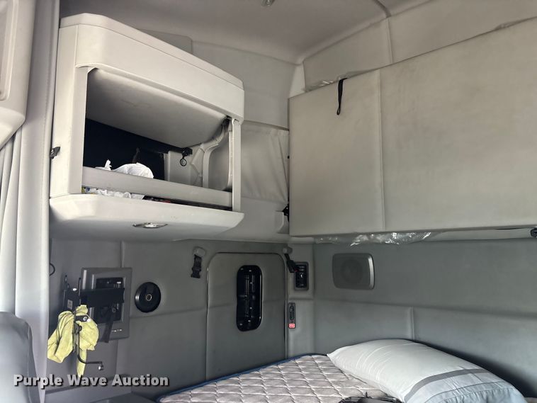 image for item YA1943 2018 Kenworth T680 semi truck