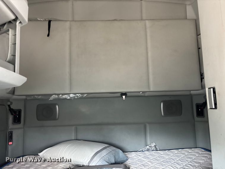 image for item YA1943 2018 Kenworth T680 semi truck