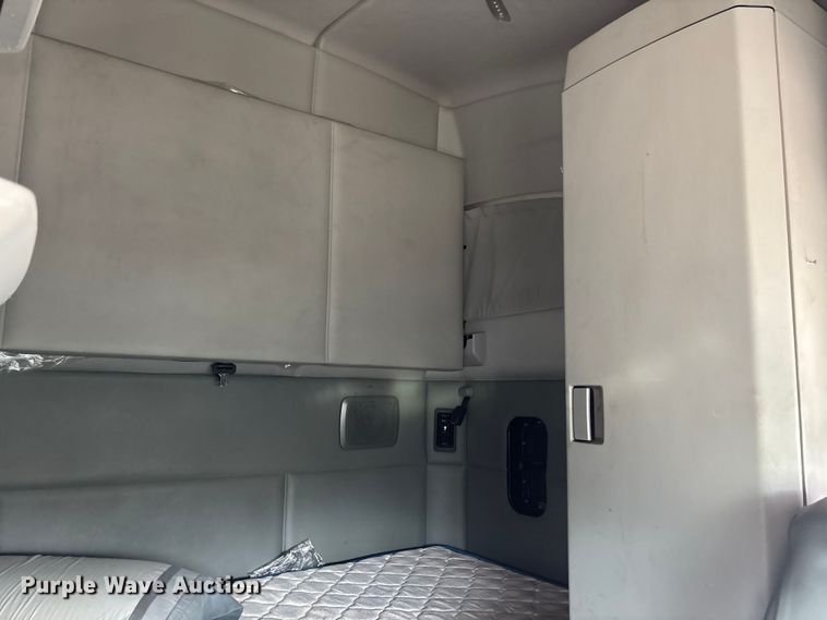 image for item YA1943 2018 Kenworth T680 semi truck