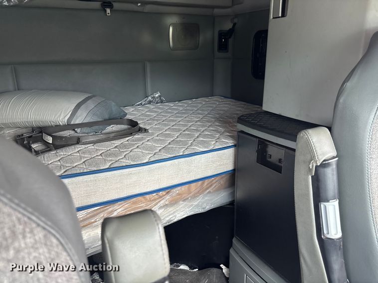 image for item YA1943 2018 Kenworth T680 semi truck