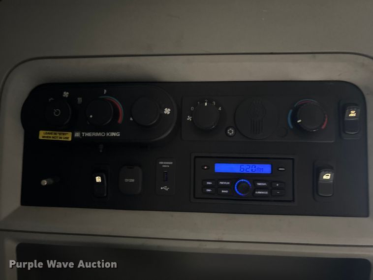 image for item YA1943 2018 Kenworth T680 semi truck