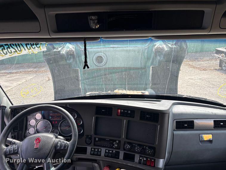 image for item YA1943 2018 Kenworth T680 semi truck