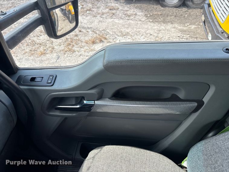 image for item YA1943 2018 Kenworth T680 semi truck