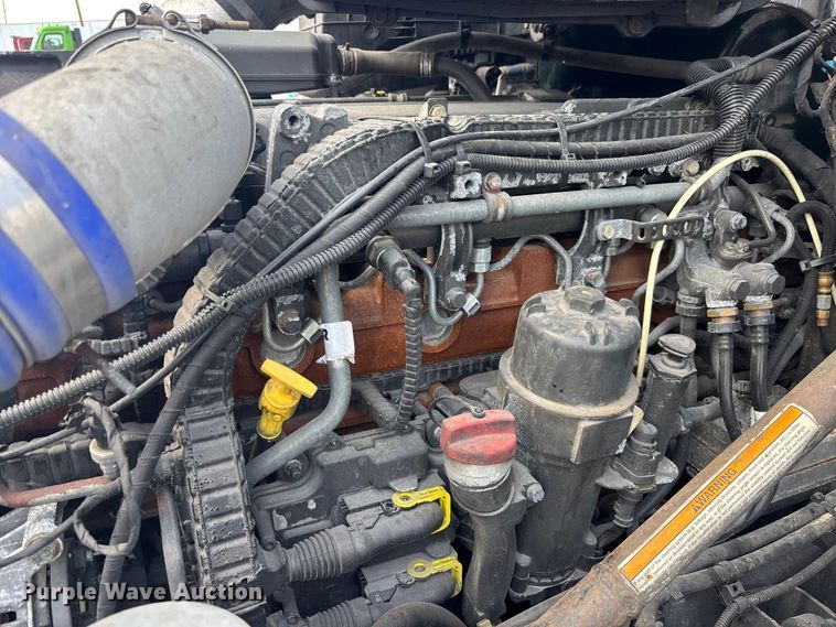 image for item YA1943 2018 Kenworth T680 semi truck